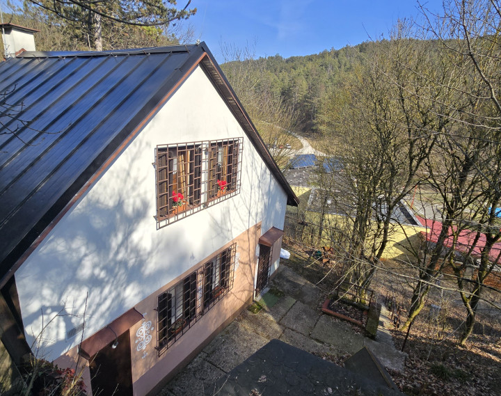 Rekreačný dom – murovaná chata s krbom, kanalizáciou a novou strechou, Dobrá Voda