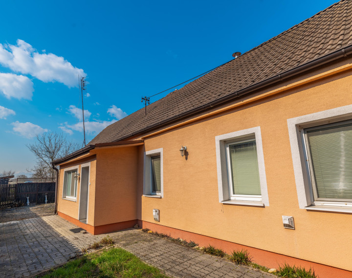 Útulný rodinný dom s garážou a krbom v pokojnej obci Závod – len 45 km od Bratislavy