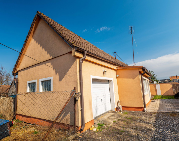 Útulný rodinný dom s garážou a krbom v pokojnej obci Závod – len 45 km od Bratislavy