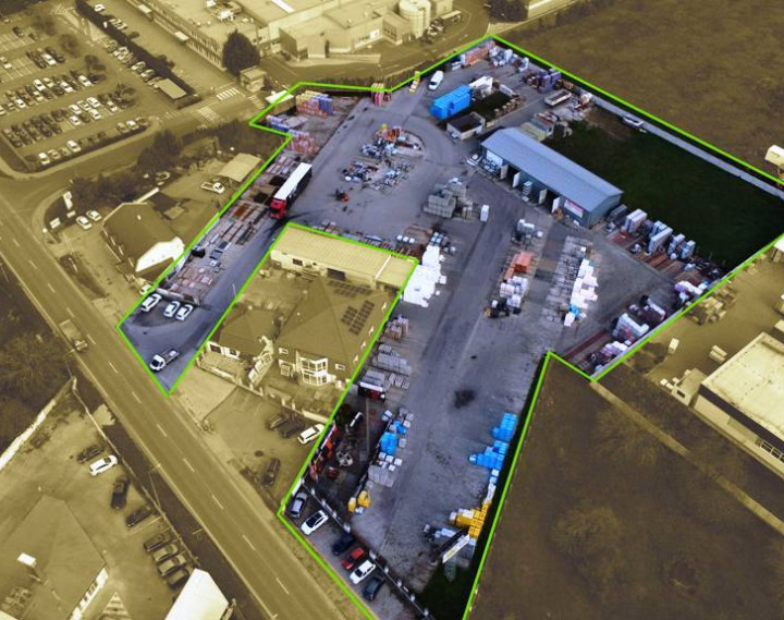 Priemyselný areál 9 000 m2 s montovanou halou 340 m2 - Nové Mesto n/V