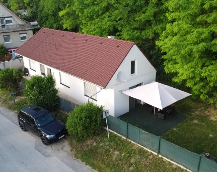 KOMPLETNE ZARIADENÝ ZREKONŠTRUOVANÝ RODINNÝ DOM S VLASTNÝM KÚSKOM LESA – LÚKA, okr. Nové Mesto n/V
