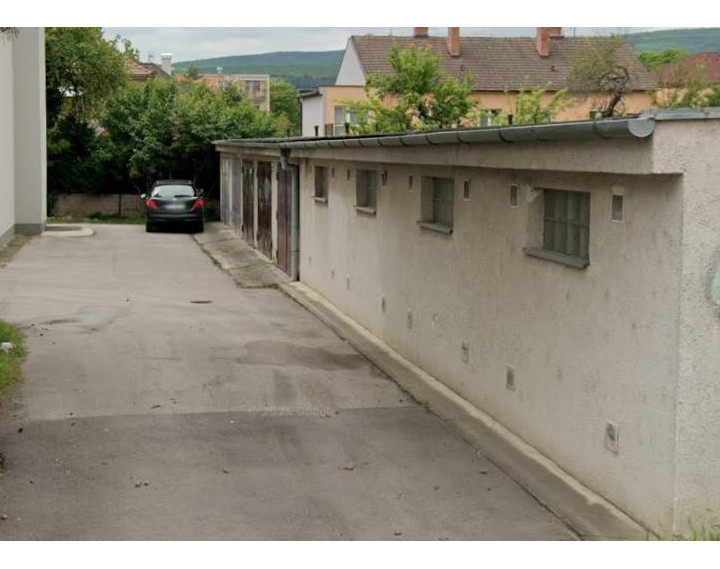 Prenájom garáže Nové Mesto n/V, Piešťanská – elektrina, jama a pivnica