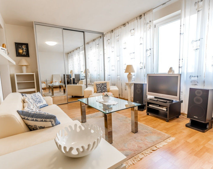 Na prenájom priestranný 3-izbový byt s lodžiou, 101 m², nádherný výhľad na Bratislavu,Zadunajská cesta, Petržalka, od 10/2026