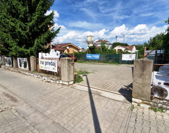 ** EXKLUZÍVNE ** Na predaj stavebný pozemok o výmere 678 m2 - ul. Piešťanská - Nové Mesto n/V