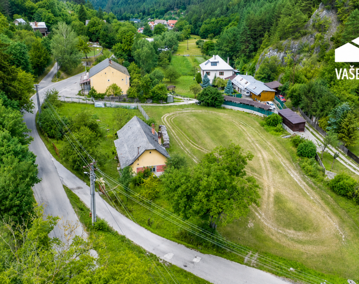 Na predaj pozemok 1308 m2 s rodinným domom Košecké Podhradie
