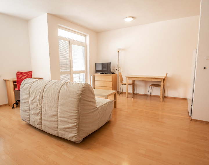 Na prenájom krásny a veľký 1-izbový byt s balkónom, 48 m², Agátová ul. Dúbravka, voľný ihneď