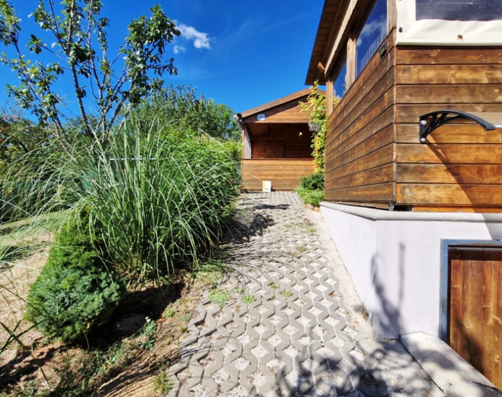 ** Na predaj záhradná chata s príslušenstvom, pozemkom 402 m² a krásnym výhľadom – Nové Mesto n/V **