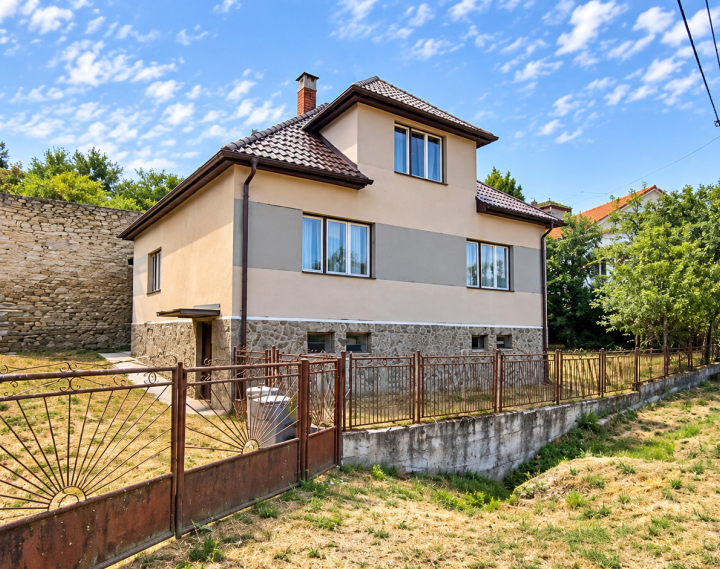 Rodinný dom s krásnym pozemkom v obci Kšinná /POZEMOK 831 m2