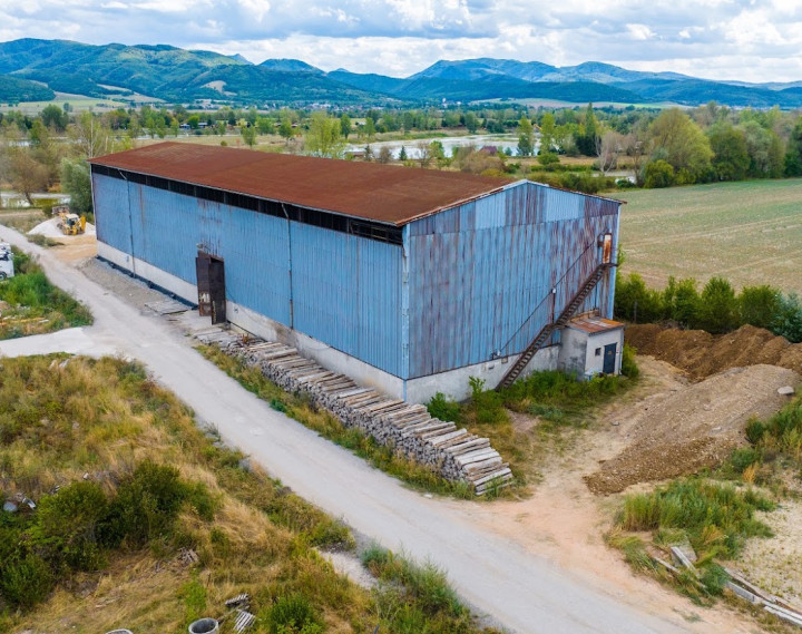 Komerčná budova okr. ILAVA, 6 km od diaľnice, pozemok 3700m2