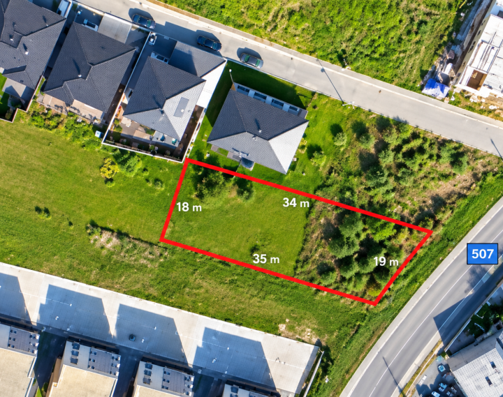 Slnečný stavebný pozemok 950m2, Banka