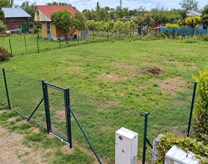 Predaj pozemku 401 m² v záhradkárskej oblasti – Drahovce Hať, Siete: Elektrina, voda, žumpa