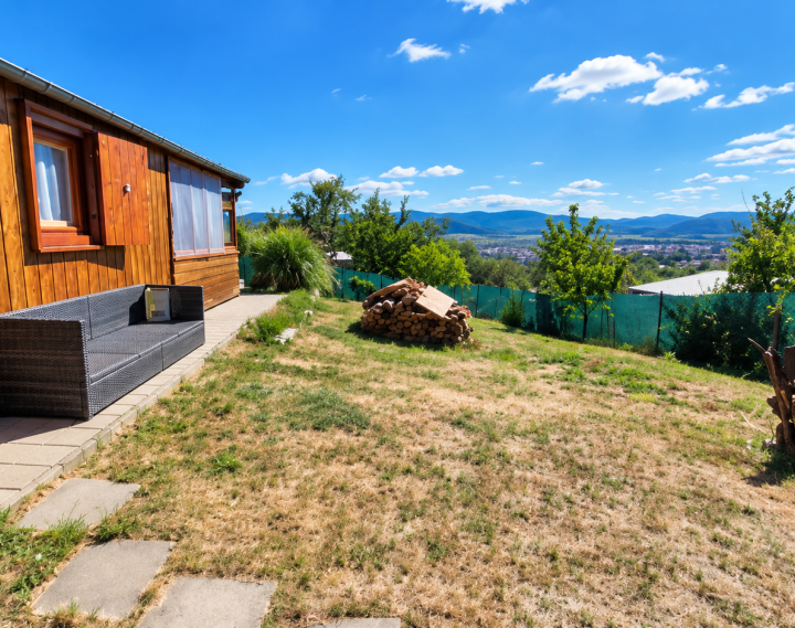 ** Na predaj záhradná chata s príslušenstvom, pozemkom 402 m² a krásnym výhľadom – Nové Mesto n/V **