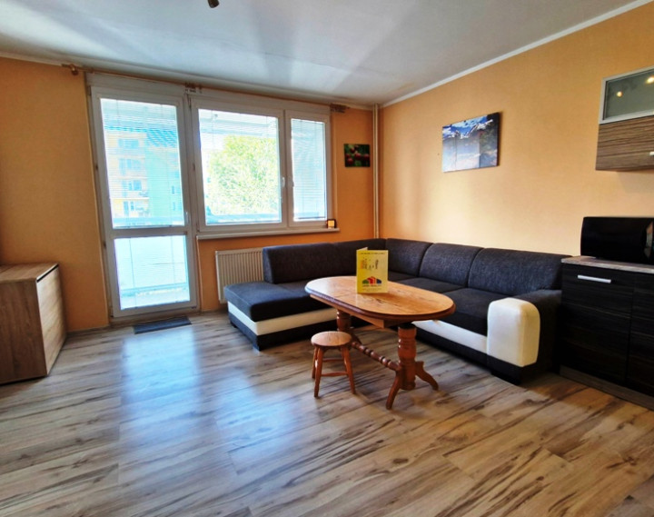 ** Na predaj priestranná garsónka 34 m² s veľkým balkónom 4,5 m² - Nové Mesto nad Váhom **
