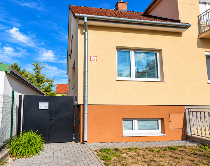 Útulné a kompletne zariadené bývanie v rodinnom dome so záhradkou – Piešťany, Floreát