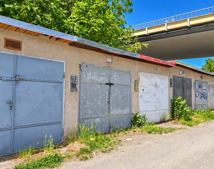 HĽADÁTE GARÁŽ VO ZVOLENE S ELEKTRINOU BLÍZKO CENTRA?