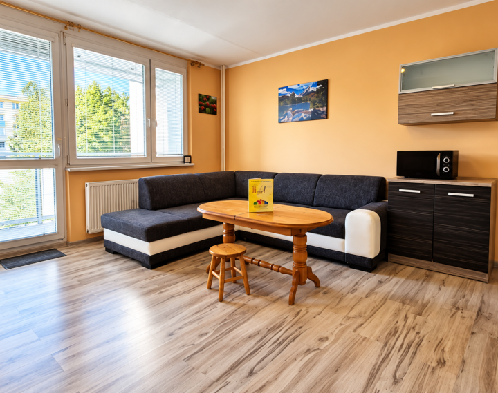 ** Na predaj priestranná garsónka 34 m² s veľkým balkónom 4,5 m² - Nové Mesto nad Váhom **