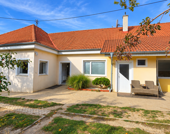 NOVINKA V PONUKE! Rodinný dom s veľkorysým pozemkom 923 m², garážou – DUBOVANY