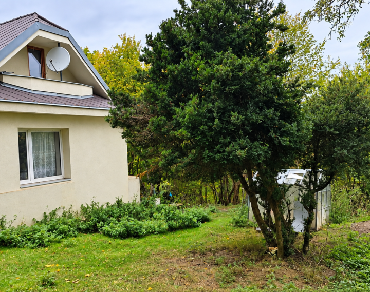 JEDINEČNÁ NEHNUTEĽNOSŤ POD HRADOM TEMATÍN – RODINNÝ DOM S POZEMKAMI O VÝMERE 13 046 m²