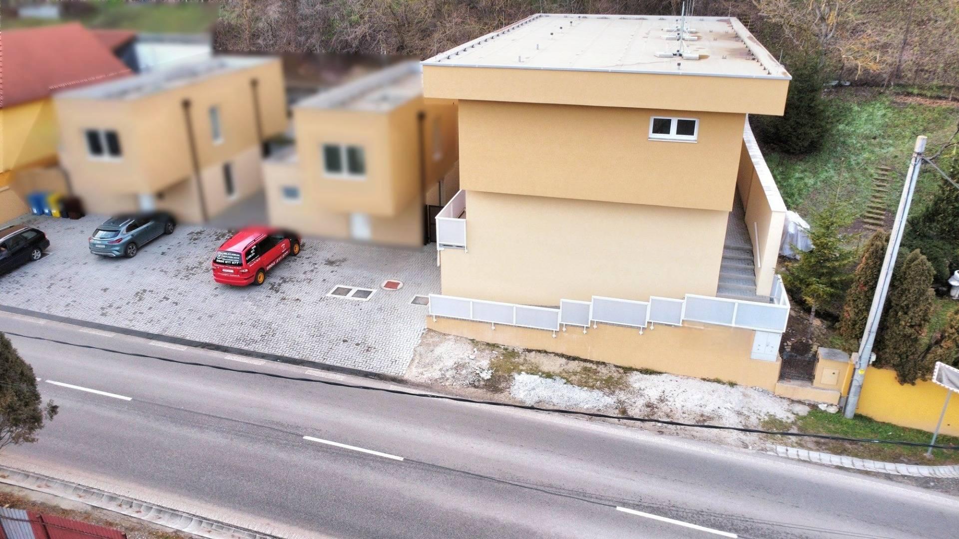 Trojizbový mezonetový byt 70m2, Banka