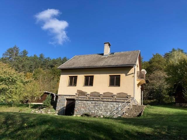 Chalupa CHKO Strážovské vrchy, pozemok 3292 m2, rezervoár pitnej vody