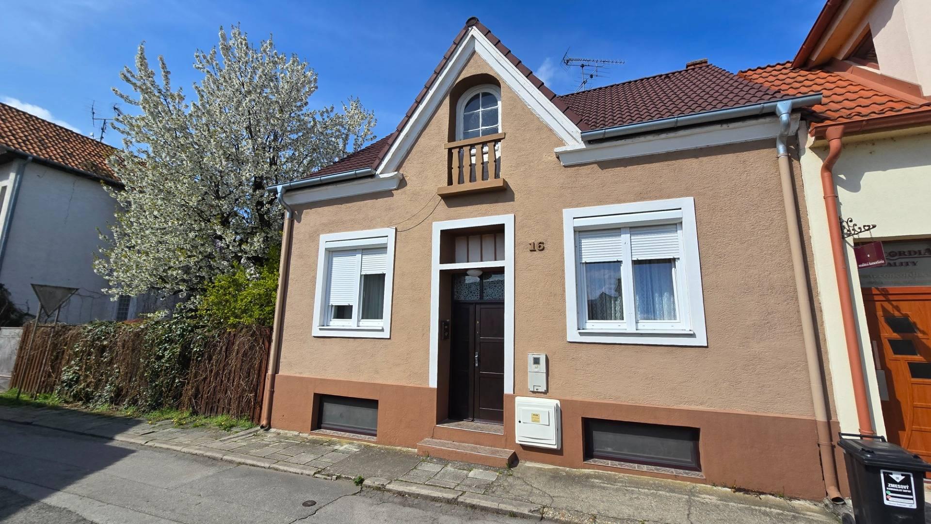 Objavte potenciál bývania v rodinnom dome v centre Piešťan