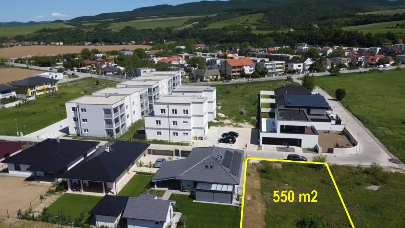 Stavebný pozemok 550 m2 vedľa kúpeľov Piešťany - Banka