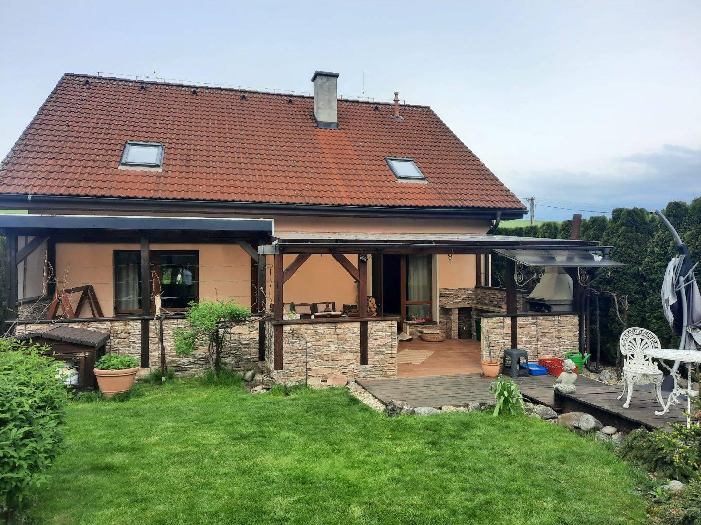 6 izbový rodinný dom v obci Mikušovce  , pozemok 1048 m2