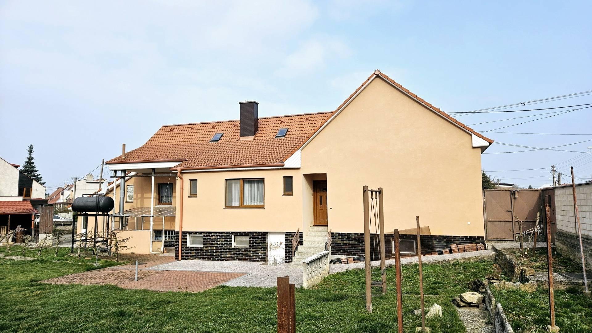 *REZERVOVANÉ*  4-izb rodinný dom s pozemkom 900 m²  - Moravany n/V