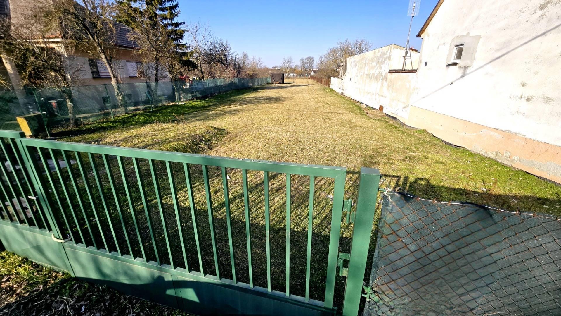 Na predaj: Stavebný pozemok 1950 m2 v obci Ostrov, časť Malé Orvište