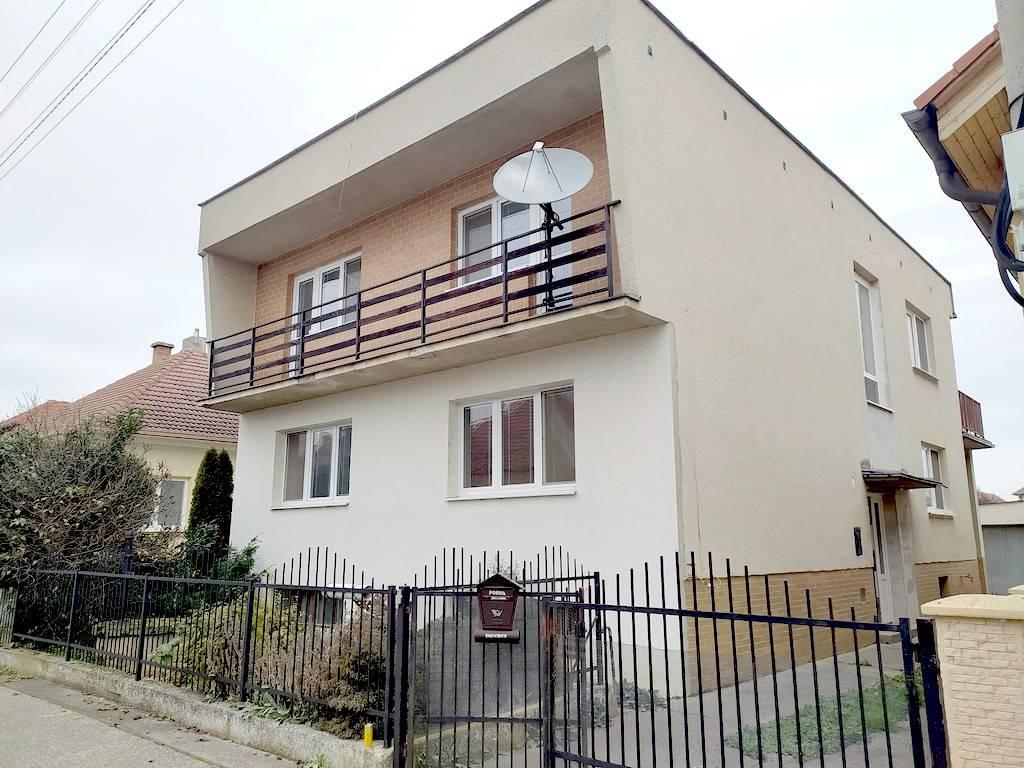 Priestranný rodinný dom s garážou, Vrbové