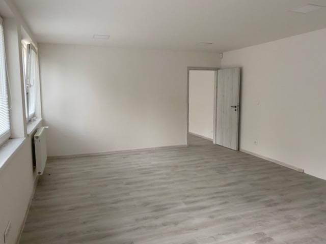 Kancelárske a prevádzkové priestory- Dubnica nad Váhom (52 m2, 104 m2)