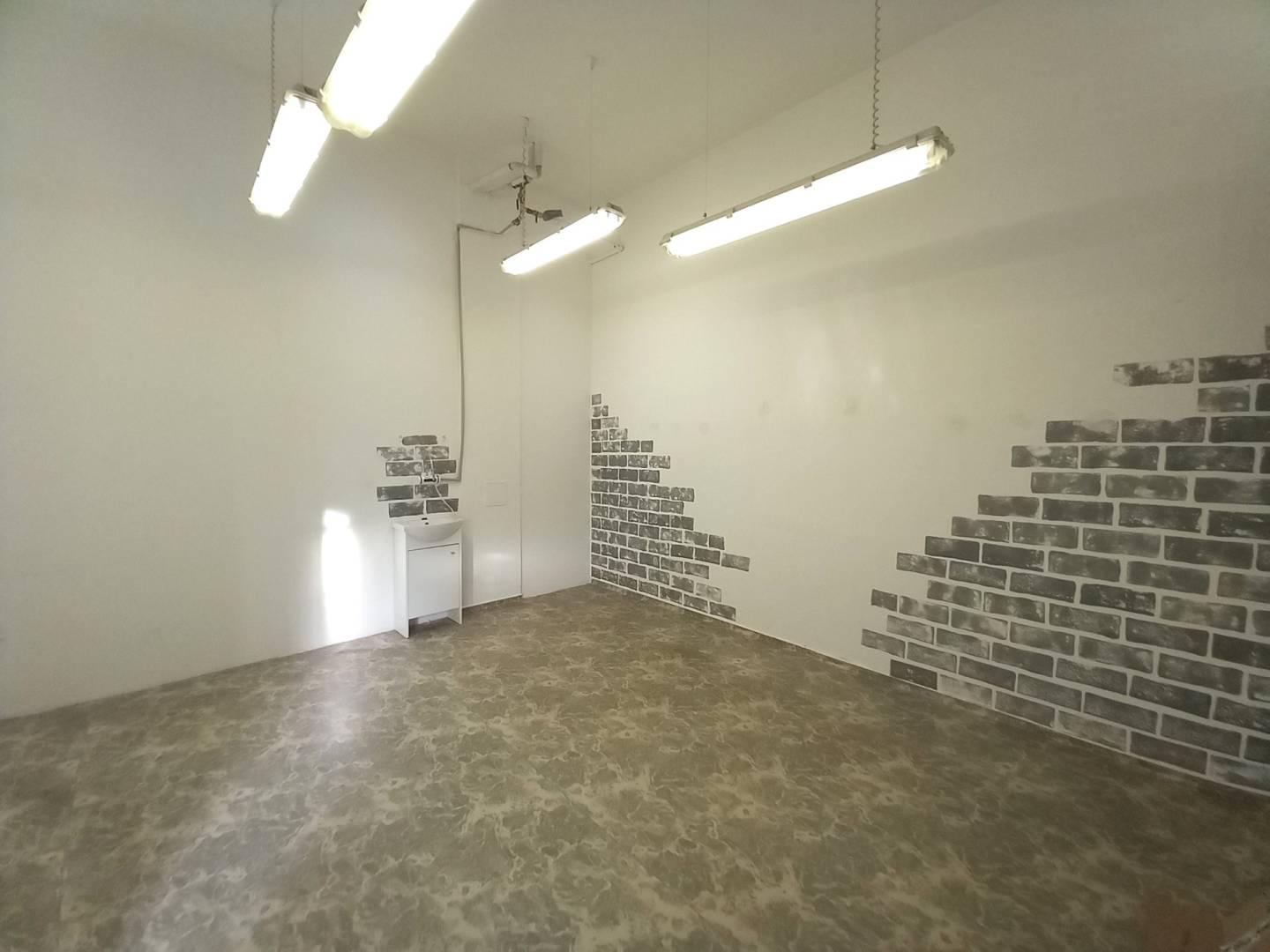 Prenájom šikovný obchodný priestor s umývadlom + 2 parkovacie miesta, 