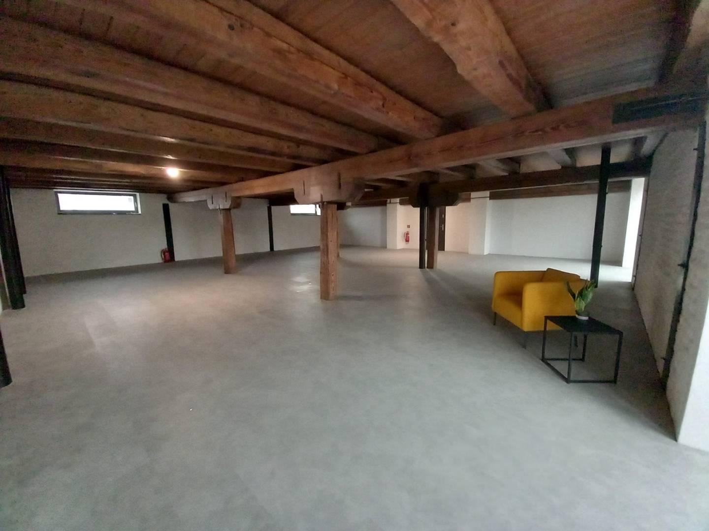 Prenájom priestranné obchodné priestory 150m2 + skladový priestor 50m2