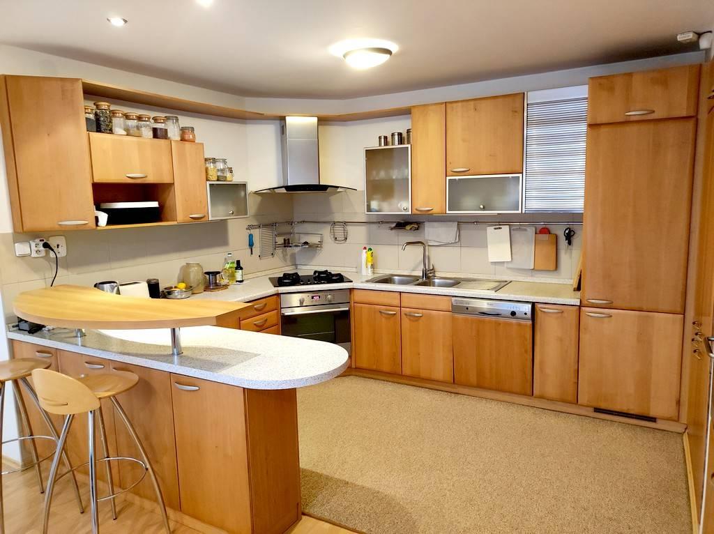 Priestranný rodinný dom so saunou, bazénom, fitness - Krakovany