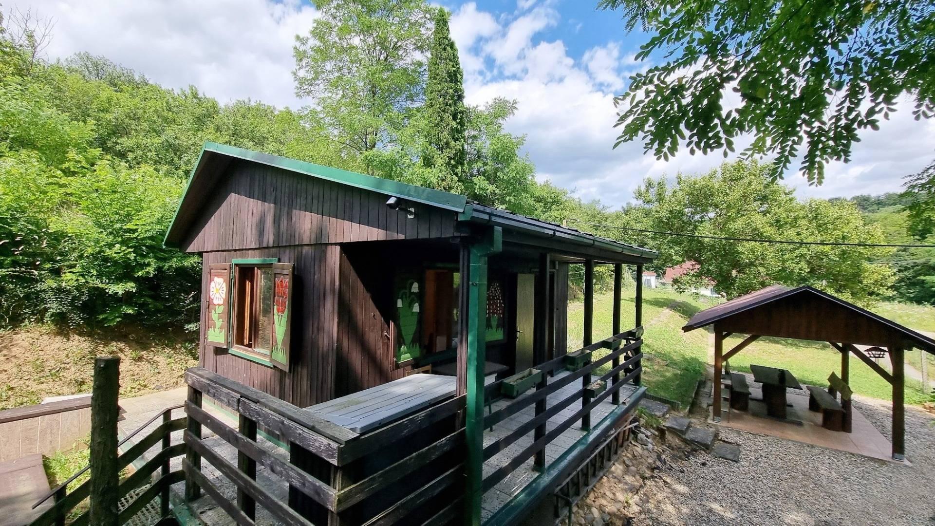 *VIDEO* Romantická chatka s čarovnou záhradou, Ratnovce pri Piešťanoch