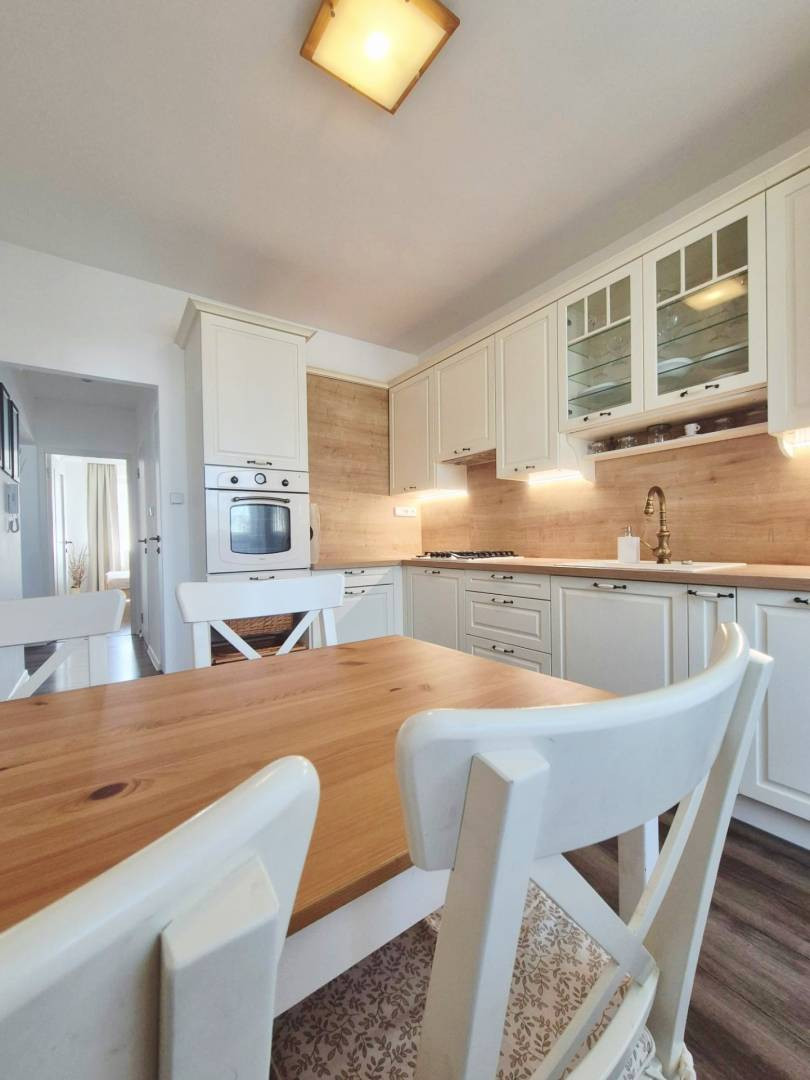 Na prenájom 3-izbový byt s lodžiou, 74 m², Pri Kríži., Dúbravka