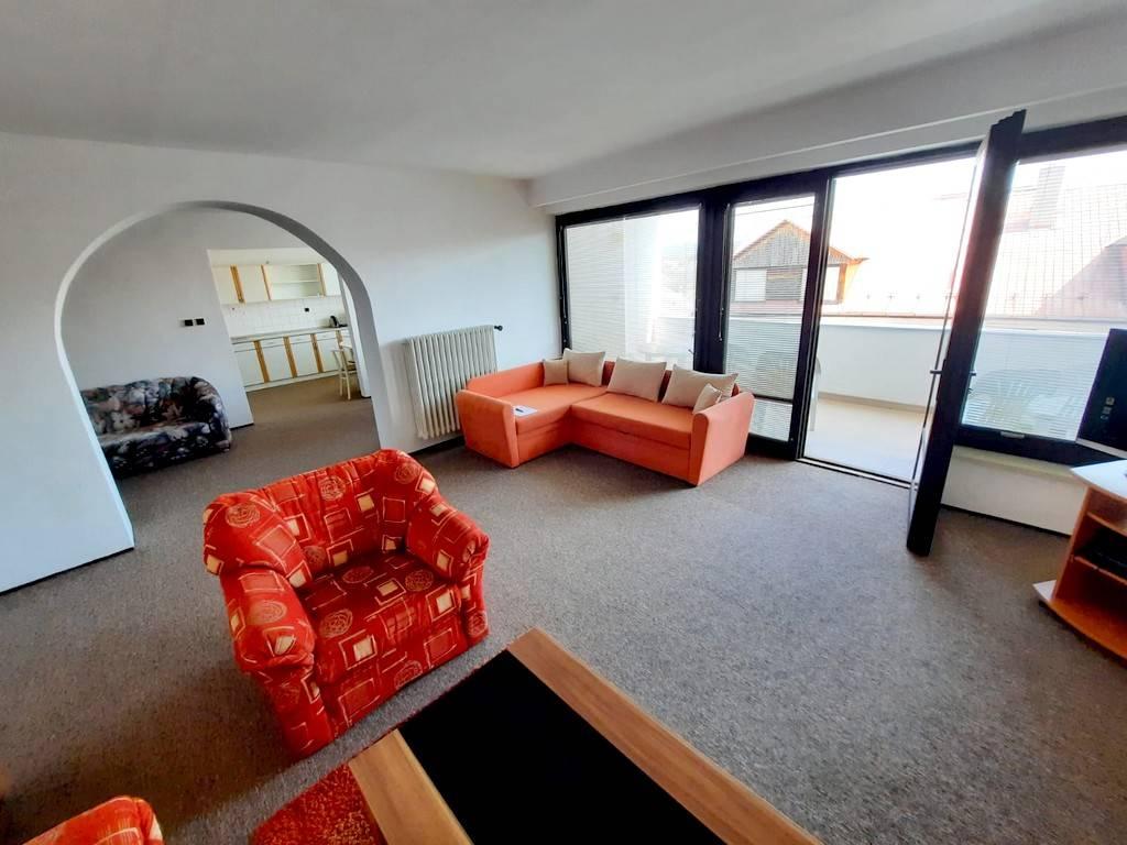 Prenájom 4 izbový byt s parkovaním, Pod Párovcami Piešťany.