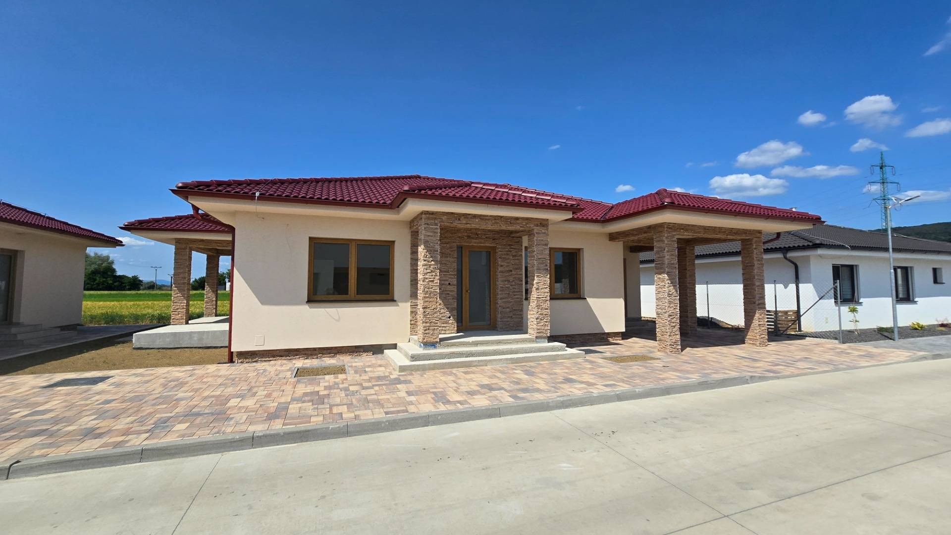 NOVOSTAVBA 4-IZBOVÉHO BUNGALOVU LEN 7 KM OD PIEŠŤAN – SOKOLOVCE