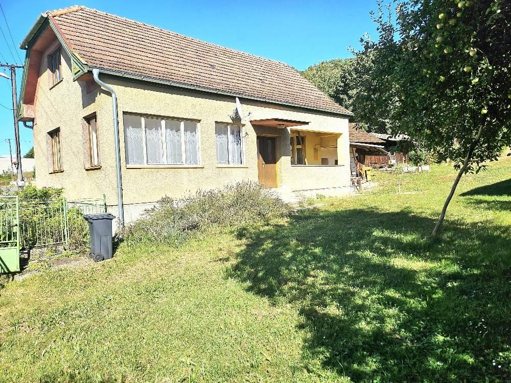 2-IZBOVÝ RODINNÝ DOM -DUBNIČKA- SO ZÁHRADNÝM DOMĆEKOM/ 2518 M2 POZEMOK