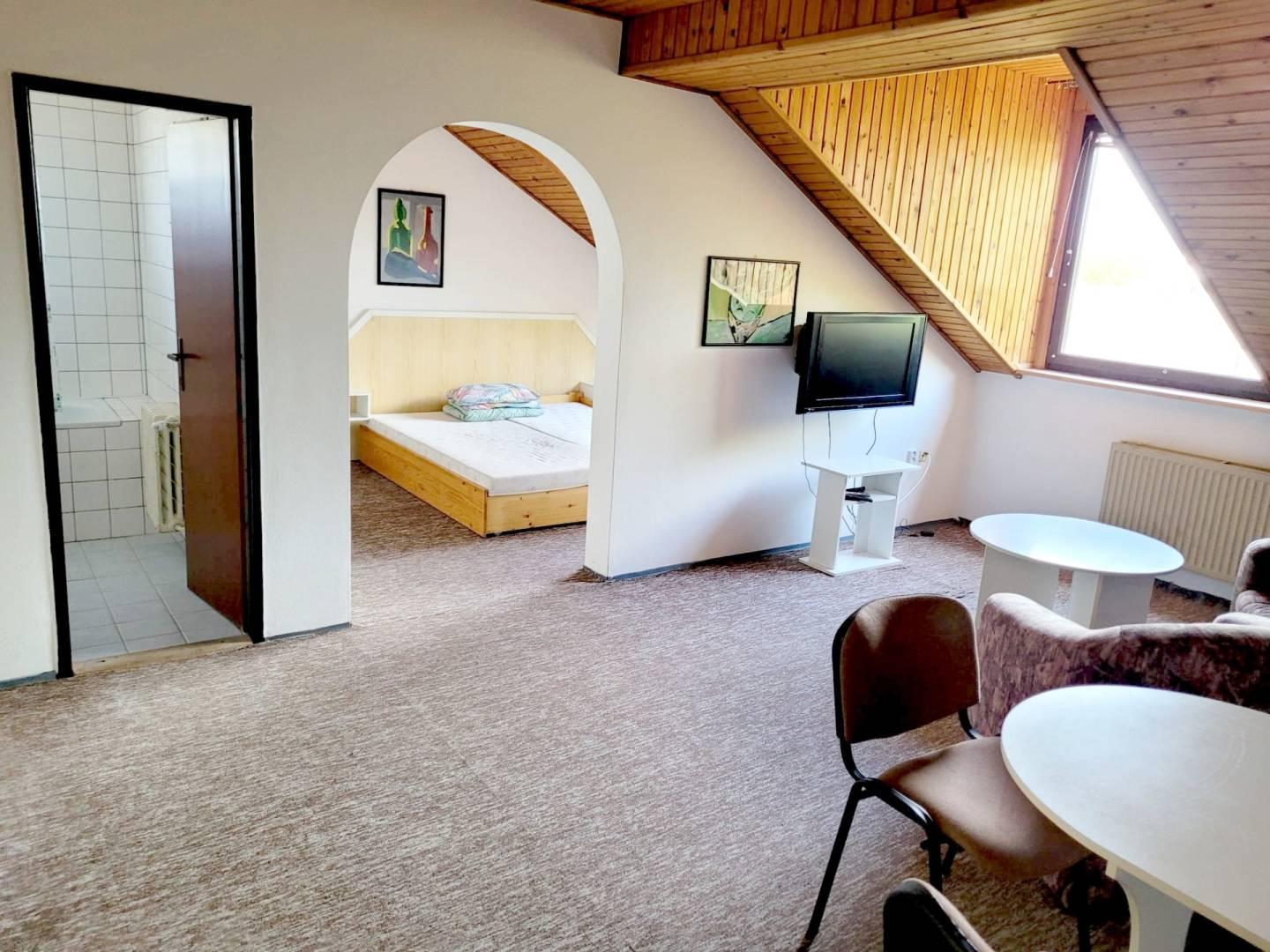 Na prenájom 2 izbový byt s parkovaním Pod Párovcami, Piešťany.