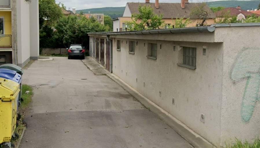 Prenájom garáže Nové Mesto n/V, Piešťanská – elektrina, jama a pivnica