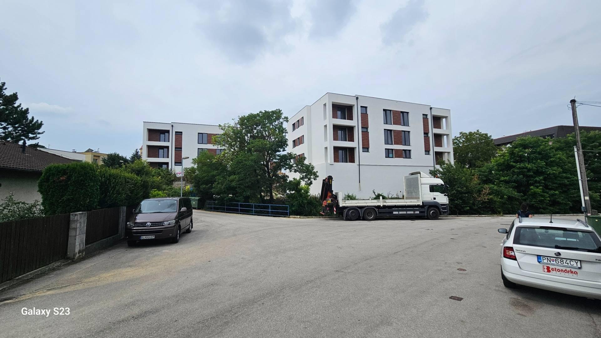 PREDAJ 3 IZB BYT 69,29 m² + balkón 4,89 m², novostavba *holobyt* BANKA