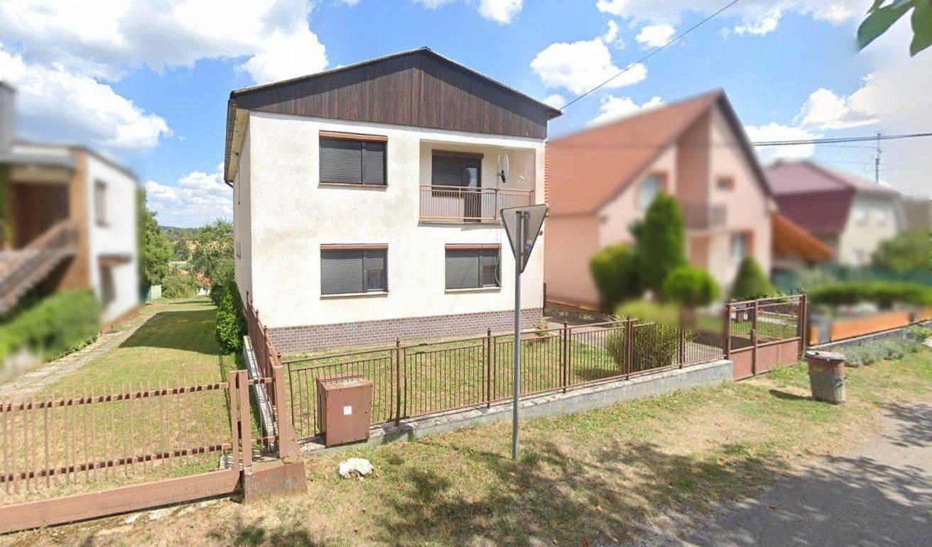 Priestranný poschodový rodinný dom v centre Radošiny