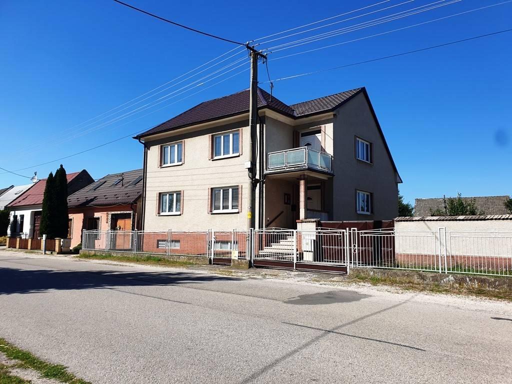 2-podlažný rodinný dom 320 m2 s pozemkom 1518 m2 - Bzince p. Javorinou