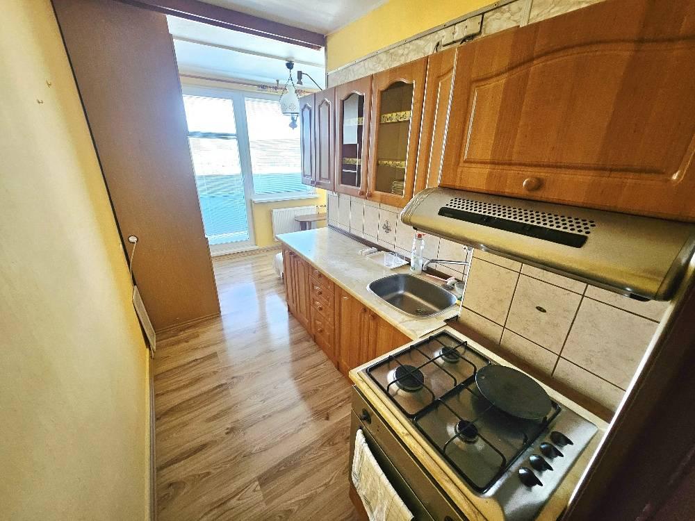 1 IZBOVÝ BYT BÁNOVCE NAD BEBRAVOU/ VEĹKOMETRÁŽNY / 42 m2/BALKÓN