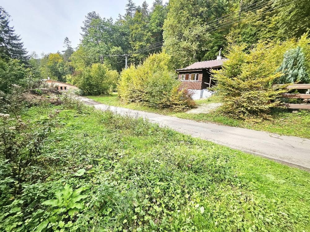 REKREAČNÁ CHATA-34m2 /UHROVEC- STRIEBORNICA/POZEMOK 491 m