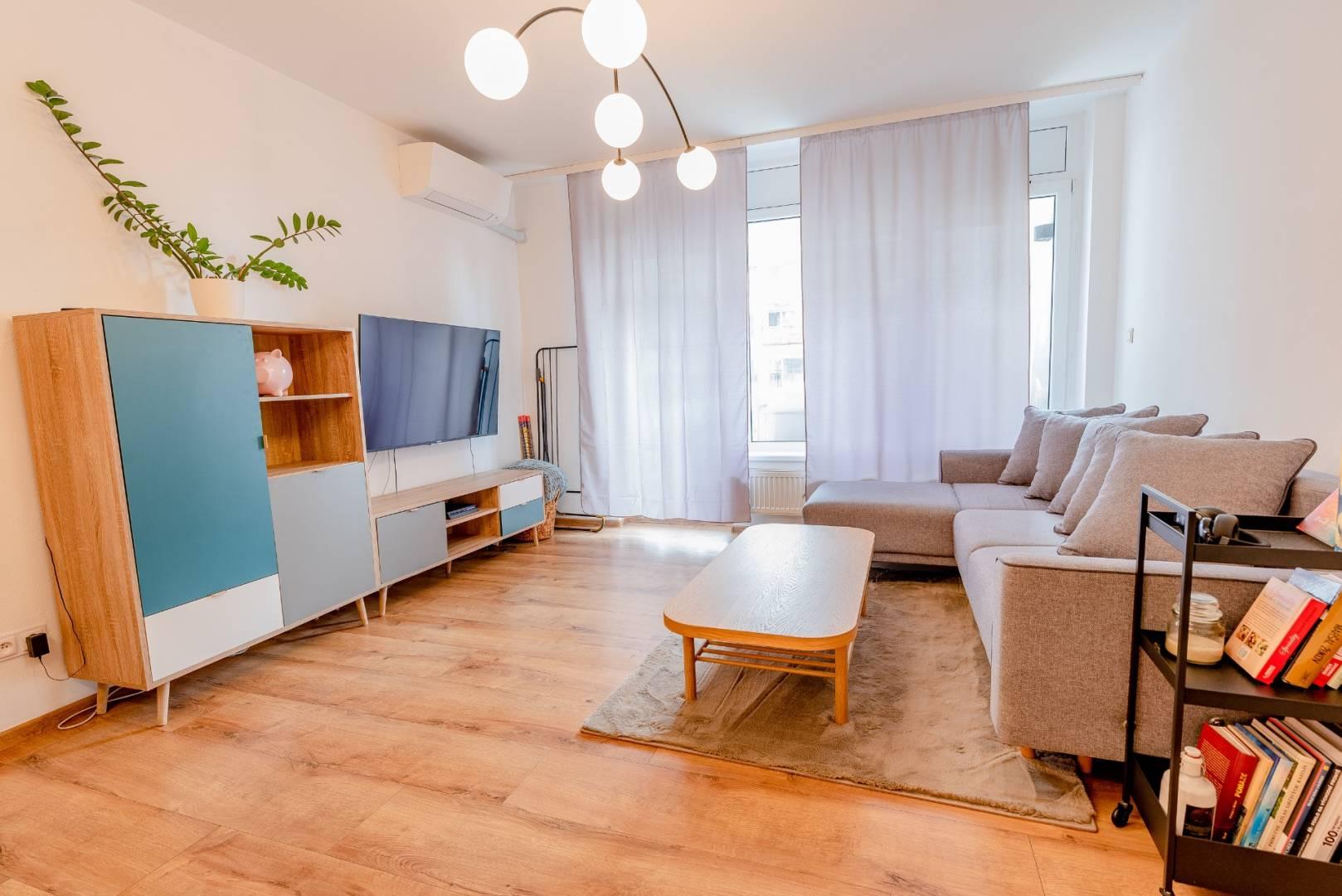 NA PREDAJ  Luxusný 2-izbový byt s dvoma balkónmi, garážou, Hrachová