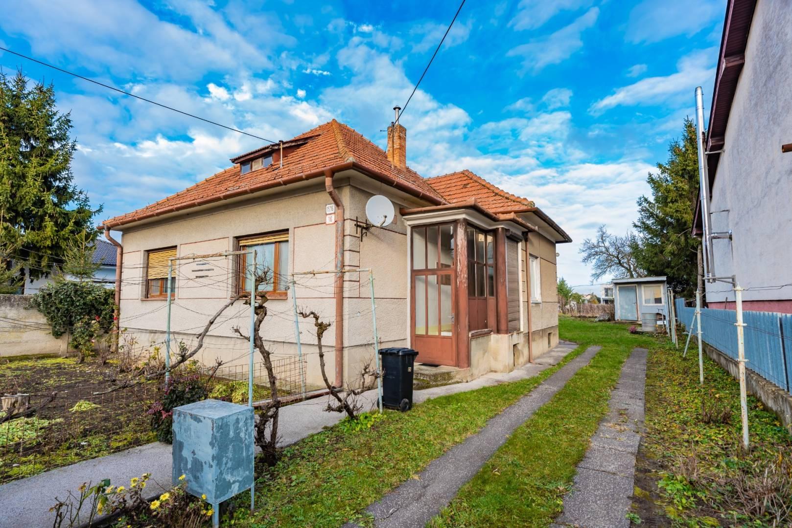 Priestranný rodinný dom s veľkým pozemkom – Bernolákova, Šaľa  