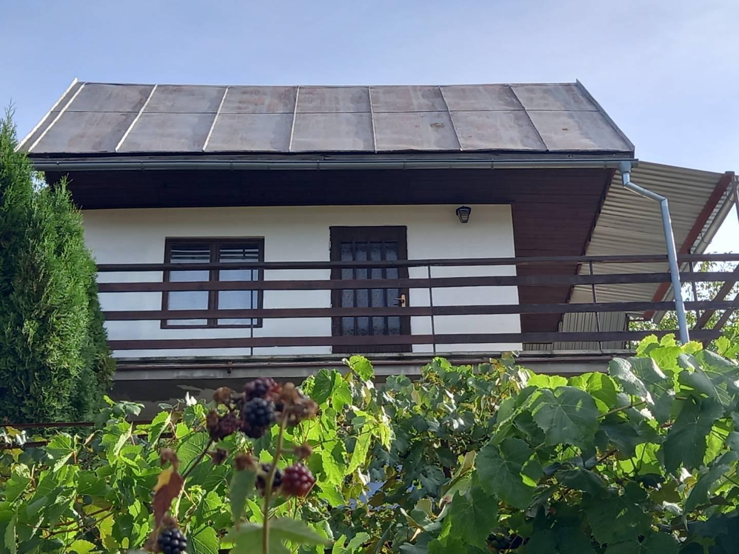 *REZERVOVANÉ* Slnečná záhrada s murovanou chatkou, Nemšová časť Ľuborč