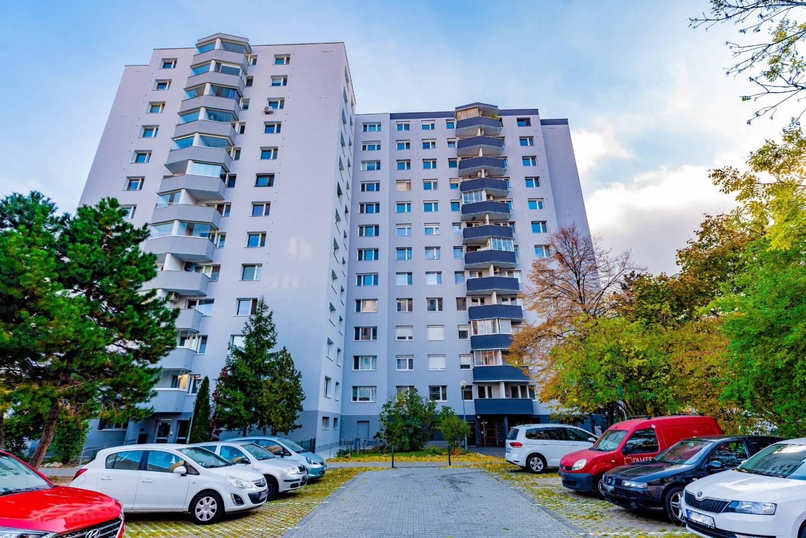 Na predaj novozrekonštruovaný 3-izb. byt s balkónom, 76 m², J. Smreka